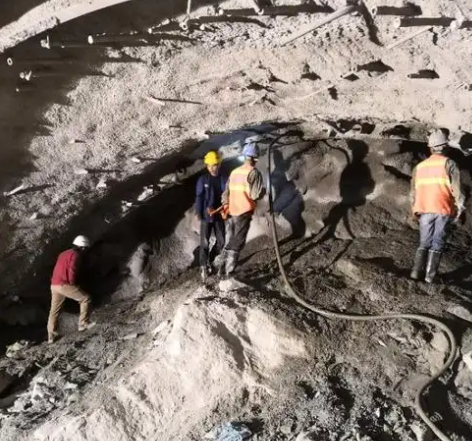 游仙拱顶带模注浆料的施工流程及注意事项